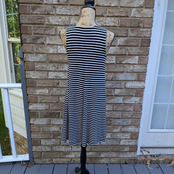 ⭐ Old Navy Black & White Striped Swing Tank Dress Size Small - Picture 3 of 13